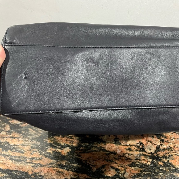 Vincis Bench Leather hand bag original. Standard size. Used . Condition 9/10 - Picture 2 of 14